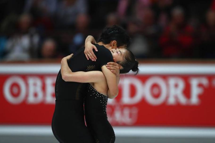 L’abbraccio: l’esercizio di Tae Ok Ryom e Ju Sik Kim vale il sesto posto e la qualificazione. Ma la Nord Corea non ha ancora ufficializzato la partecipazione ai Giochi. Nel 1988 a Seul fu boicottaggio